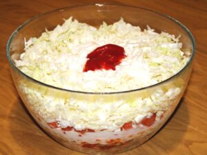 tradycyjna salatka gyros warstwowa